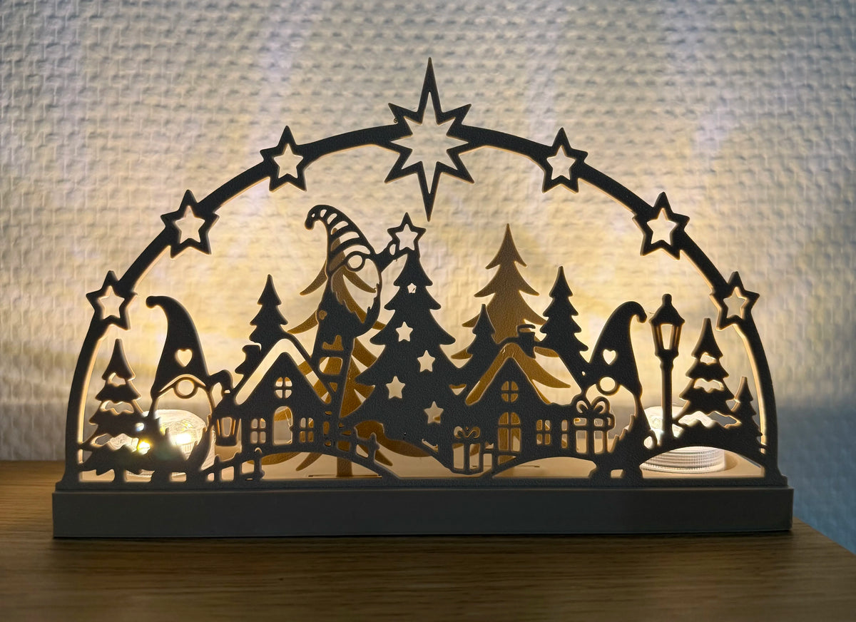 Arco de luz de vila de Natal com gnomos